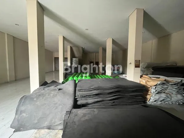 image RUKO STRATEGIS 764 M² DENGAN GUDANG BESAR, SEWA (2)