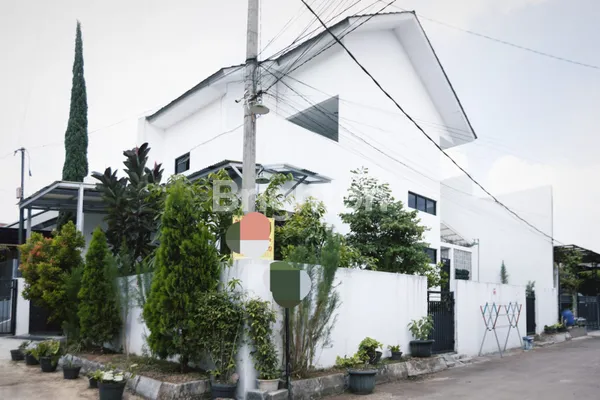 image DIJUAL RUMAH TAMAN CIHANJUANG 2 | LT 137 LB 100 | 2 KT 3 KM | ROOFTOP | SHM | 1,2 M NEGO (3)