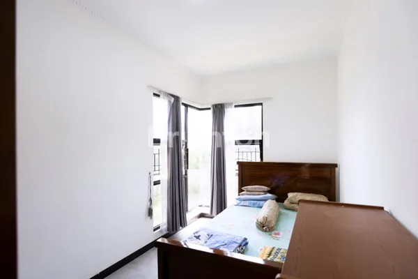 image DIJUAL RUMAH TAMAN CIHANJUANG 2 | LT 137 LB 100 | 2 KT 3 KM | ROOFTOP | SHM | 1,2 M NEGO (7)