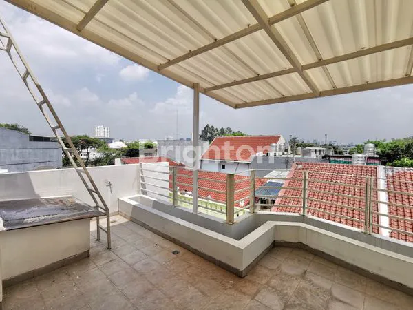 image RUMAH 4 LANTAI FULL FURNISHED ROW 2 MOBIL DEKAT MAL CENTRAL PARK DI TANJUNG DUREN JAKARTA BARAT (8)