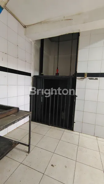 image RUKO SIAP PAKAI 4 LANTAI GAJAH MADA/GLODOK JAKARTA BARAT LEBAR 5X12 HGB ADA LIFT BARANG (2)