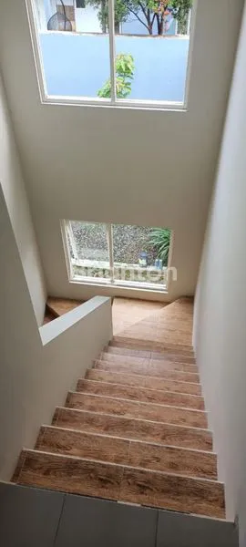 image RUMAH 2LANTAI +2 CARPORT DI AREA KOTA MLANG (3)