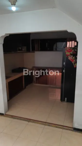 image DIJUAL RUMAH KOS 2,5 LANTAI DI JL. BARATA JAYA SURABAYA, LOKASI STRATEGIS DAN SANGAT POTENSIAL UNTUK INVESTASI KOS-KOSAN MAUPUN HUNIAN SEKALIGUS USAHA. (7)