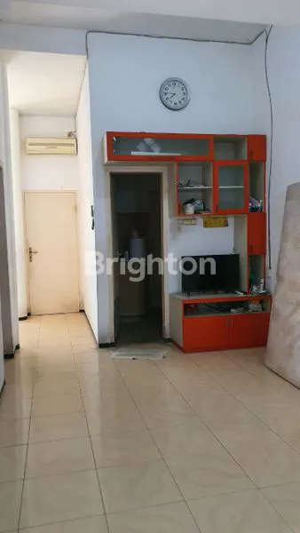 image DIJUAL RUMAH KOS 2,5 LANTAI DI JL. BARATA JAYA SURABAYA, LOKASI STRATEGIS DAN SANGAT POTENSIAL UNTUK INVESTASI KOS-KOSAN MAUPUN HUNIAN SEKALIGUS USAHA. (4)
