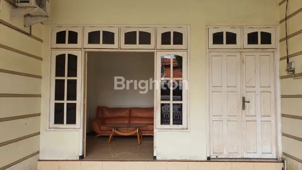 image DIJUAL RUMAH KOS 2,5 LANTAI DI JL. BARATA JAYA SURABAYA, LOKASI STRATEGIS DAN SANGAT POTENSIAL UNTUK INVESTASI KOS-KOSAN MAUPUN HUNIAN SEKALIGUS USAHA. (2)