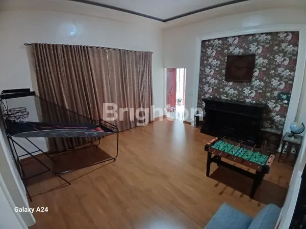 image RUMAH DENGAN LAPANGAN BADMINTON DAN MINI SOCCER DI BUKIT GOLF HIJAU SENTUL CITY (1)