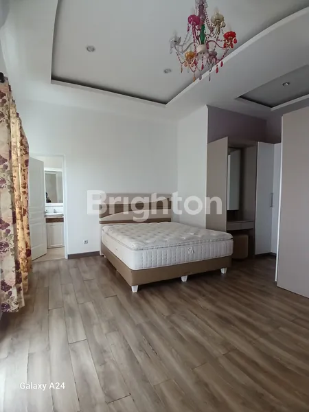 image RUMAH DENGAN LAPANGAN BADMINTON DAN MINI SOCCER DI BUKIT GOLF HIJAU SENTUL CITY (3)