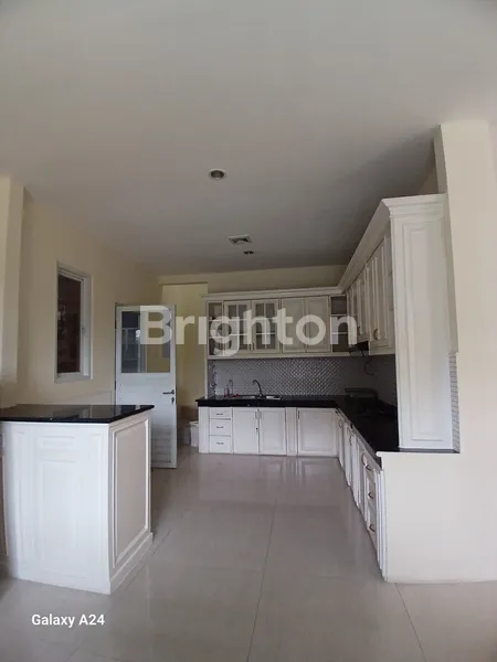 image RUMAH DENGAN LAPANGAN BADMINTON DAN MINI SOCCER DI BUKIT GOLF HIJAU SENTUL CITY (5)