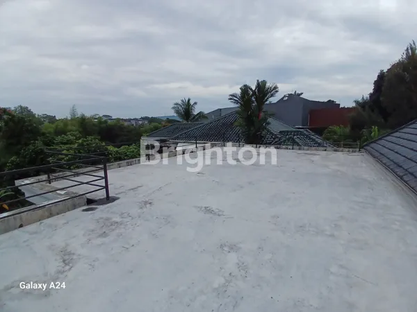 image RUMAH DENGAN LAPANGAN BADMINTON DAN MINI SOCCER DI BUKIT GOLF HIJAU SENTUL CITY (8)