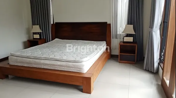 image HUNIAN ESTETIK 2 LANTAI DI LOKASI STRATEGIS – SIAP HUNI & FULL FURNISHED (5)