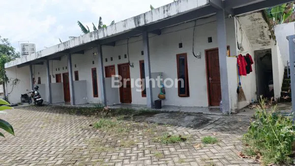 image RUMAH KOS STRATEGIS DI GRESIK, 6 KAMAR, PARKIR LUAS (2)