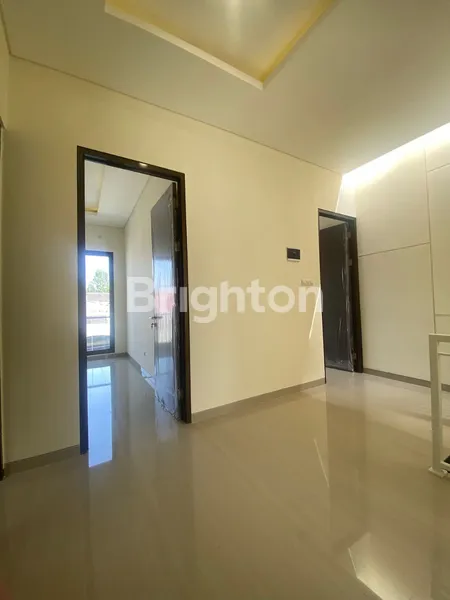 image RUMAH BARUK TENGAH, SURABAYA TIMUR BARU GRESS, MINIMALIS MODERN, SELANGKAH DARI RAYA MERR SUPERINDO, SELANGKAH KE RUKO PROMENADE, TATANAN LOSS DAN ADA SKYLIGHT (6)