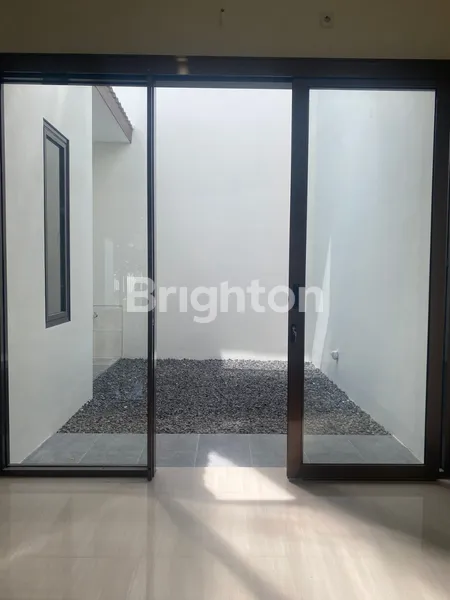 image RUMAH BARUK TENGAH, SURABAYA TIMUR BARU GRESS, MINIMALIS MODERN, SELANGKAH DARI RAYA MERR SUPERINDO, SELANGKAH KE RUKO PROMENADE, TATANAN LOSS DAN ADA SKYLIGHT (7)