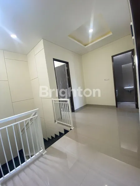 image RUMAH BARUK TENGAH, SURABAYA TIMUR BARU GRESS, MINIMALIS MODERN, SELANGKAH DARI RAYA MERR SUPERINDO, SELANGKAH KE RUKO PROMENADE, TATANAN LOSS DAN ADA SKYLIGHT (8)