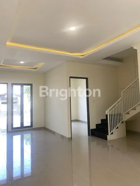 image RUMAH BARUK TENGAH, SURABAYA TIMUR BARU GRESS, MINIMALIS MODERN, SELANGKAH DARI RAYA MERR SUPERINDO, SELANGKAH KE RUKO PROMENADE, TATANAN LOSS DAN ADA SKYLIGHT (3)