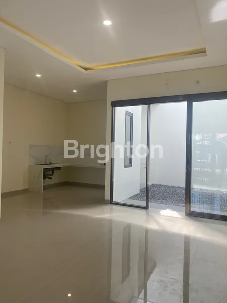 image RUMAH BARUK TENGAH, SURABAYA TIMUR BARU GRESS, MINIMALIS MODERN, SELANGKAH DARI RAYA MERR SUPERINDO, SELANGKAH KE RUKO PROMENADE, TATANAN LOSS DAN ADA SKYLIGHT (5)