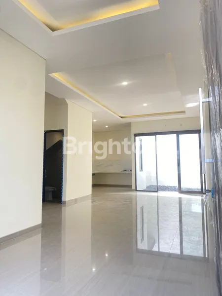 image RUMAH BARUK TENGAH, SURABAYA TIMUR BARU GRESS, MINIMALIS MODERN, SELANGKAH DARI RAYA MERR SUPERINDO, SELANGKAH KE RUKO PROMENADE, TATANAN LOSS DAN ADA SKYLIGHT (6)