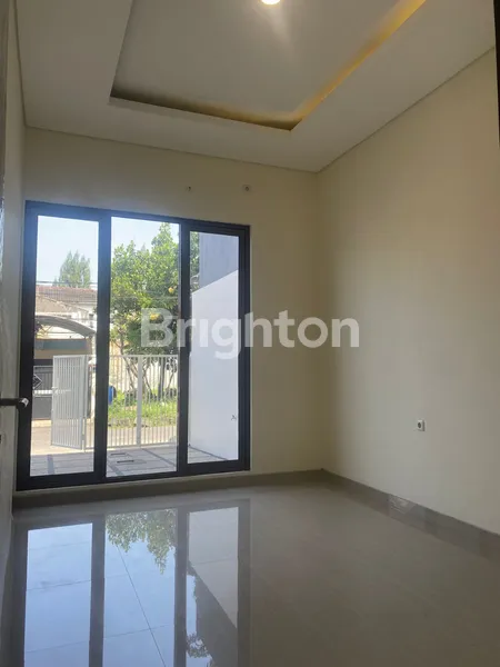 image RUMAH BARUK TENGAH, SURABAYA TIMUR BARU GRESS, MINIMALIS MODERN, SELANGKAH DARI RAYA MERR SUPERINDO, SELANGKAH KE RUKO PROMENADE, TATANAN LOSS DAN ADA SKYLIGHT (7)