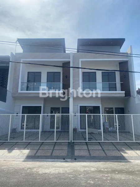 image RUMAH BARUK TENGAH, SURABAYA TIMUR BARU GRESS, MINIMALIS MODERN, SELANGKAH DARI RAYA MERR SUPERINDO, SELANGKAH KE RUKO PROMENADE, TATANAN LOSS DAN ADA SKYLIGHT (1)