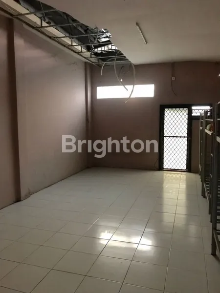 image BUTUH CEPAT LAKU RUKO WONOKITRI DARMO, 2 UNIT DI GABUNG JADI 1, COCOK UNTUK USAHA PIJAT, COCOK UNTUK KANTOR, LOKASI STRATEGIS, KOMPLEKS RUKO PARKIRAN BANYAK (7)