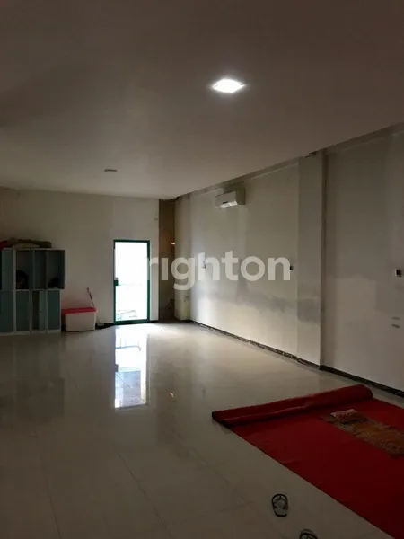 image BUTUH CEPAT LAKU RUKO WONOKITRI DARMO, 2 UNIT DI GABUNG JADI 1, COCOK UNTUK USAHA PIJAT, COCOK UNTUK KANTOR, LOKASI STRATEGIS, KOMPLEKS RUKO PARKIRAN BANYAK (8)