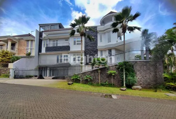 DISEWA/DIJUAL RUMAH DENGAN KOLAM RENANG, GYM, SPA, AULA DAN KANTOR DI VPT DEKAT KAMPUS MA CHUNG MALANG