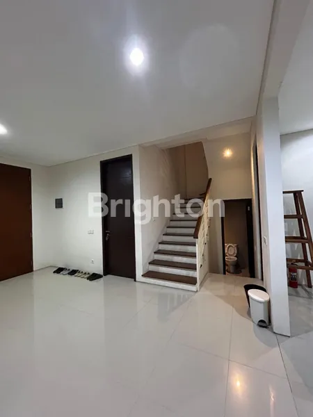 image RUMAH 2,5 LANTAI MINIMALIS TAMAN PUSPA RAYA CITRALAND DEKAT PASAR MODERN (5)
