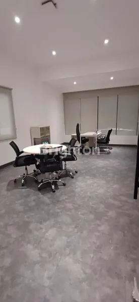 image DISEWAKAN RUANG KANTOR LOKASI SISI JALAN UTAMA PAKUBUWONO (8)