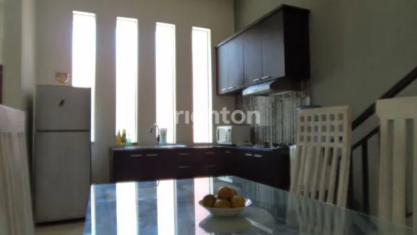 image RUMAH CANTIK FULLY FURNISHED DI KEROBOKAN, LT 135M² (3)
