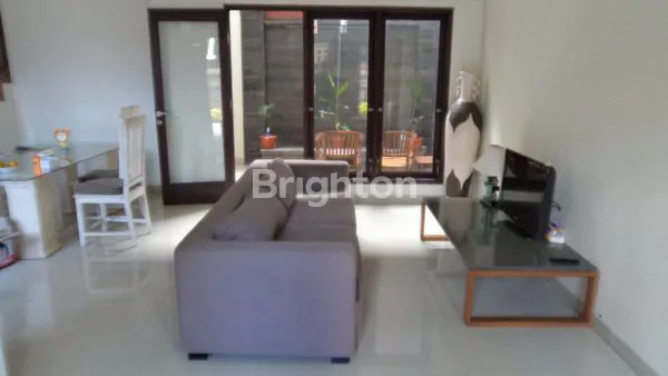 image RUMAH CANTIK FULLY FURNISHED DI KEROBOKAN, LT 135M² (2)