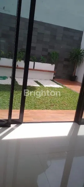 image RUMAH MEWAH BARU DUA LANTAI JALAN LEBAR (2)