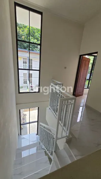 image DIJUAL RUMAH SIAP HUNI BANGUNAN BARU 2 LANTAI HARGA TERJANGKAU DEKAT TOL SAWOJAJAR SHM ON HAND FACADE CAKEP KOTA MALANG (6)