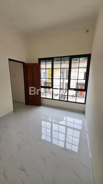 image DIJUAL RUMAH SIAP HUNI BANGUNAN BARU 2 LANTAI HARGA TERJANGKAU DEKAT TOL SAWOJAJAR SHM ON HAND FACADE CAKEP KOTA MALANG (7)