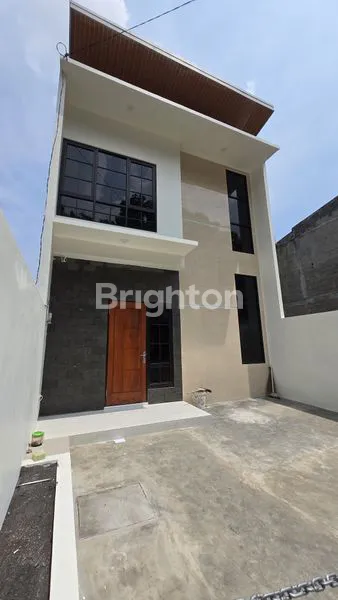image DIJUAL RUMAH SIAP HUNI BANGUNAN BARU 2 LANTAI HARGA TERJANGKAU DEKAT TOL SAWOJAJAR SHM ON HAND FACADE CAKEP KOTA MALANG (1)
