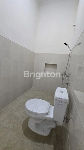 image DIJUAL RUMAH SIAP HUNI BANGUNAN BARU 2 LANTAI HARGA TERJANGKAU DEKAT TOL SAWOJAJAR SHM ON HAND FACADE CAKEP KOTA MALANG (3)