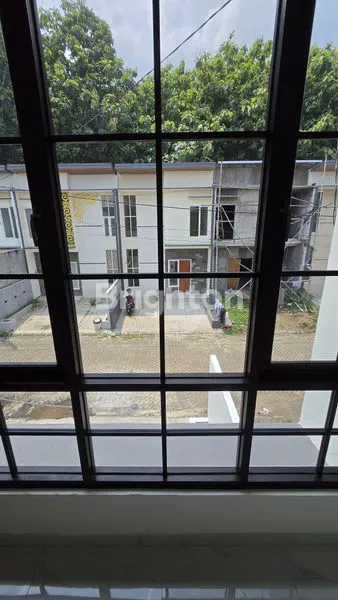 image DIJUAL RUMAH SIAP HUNI BANGUNAN BARU 2 LANTAI HARGA TERJANGKAU DEKAT TOL SAWOJAJAR SHM ON HAND FACADE CAKEP KOTA MALANG (2)