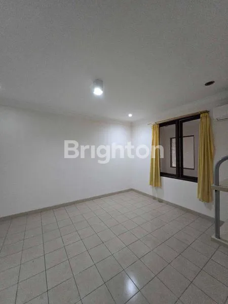 image RUMAH 3 LANTAI BUKIT GADING MEDITERANIA SIAP HUNI (4)