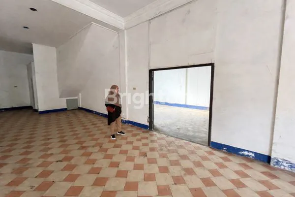 image RUKO 3 LANTAI DI KEDATON, LOKASI PUSAT & PARKIR LUAS (2)