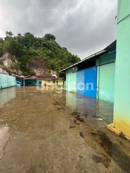 GUDANG LUAS 300M² DI JALAN UTAMA, BEBAS BANJIR