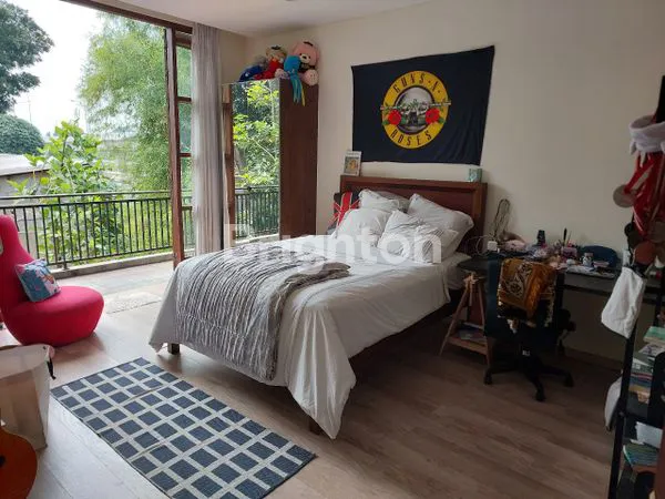 image RUMAH DI THE CASTILLA BSD FULL FURNISH NUANSA BALI (5)