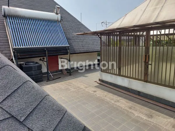 image RUMAH DI THE CASTILLA BSD FULL FURNISH NUANSA BALI (8)