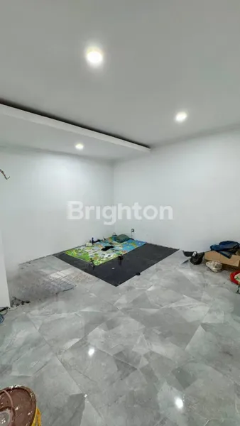 image RUMAH NEW GRESS SEMLOWARU KERTAJAYA MANYAR SURABAYA 2 LANTAI ROW 3 MOBIL (4)