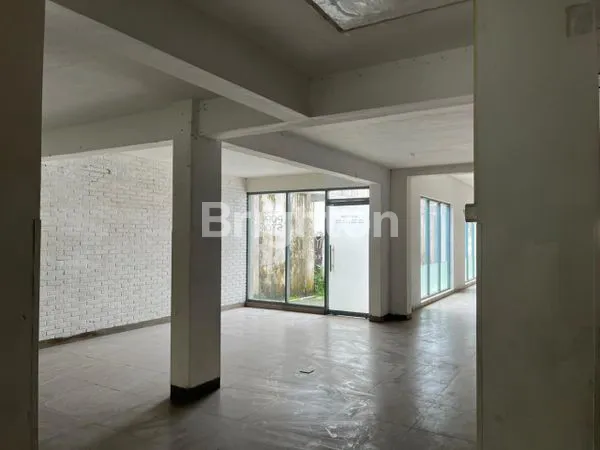 image RUMAH STRATEGIS TENGAH KOTA, COCOK UNTUK RESTO & CAFE (6)