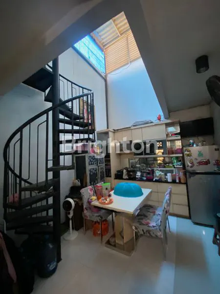 image DIJUAL RUMAH STRATEGIS\N\N JL ARIES SURABAYA\N\N (3)