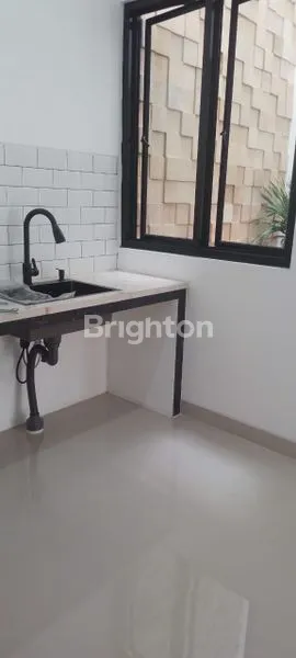 image RUMAH CANTIK BARU 2 LANTAI - CARPORT 2 MOBIL - CUMA 2.4M! (3)