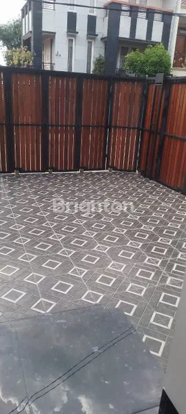 image RUMAH CANTIK BARU 2 LANTAI - CARPORT 2 MOBIL - CUMA 2.4M! (2)