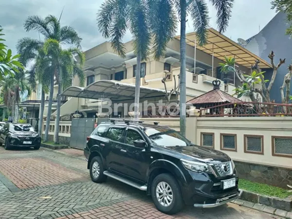 image DIJUAL RUMAH TERAWAT VILLA TAMAN GAPURA SEMI FURNISH SIAP HUNI, DEKAT SEKOLAH CIPUTRA, DEKAT PUSAT PERBELANJAAN DAN KULINER  (1)