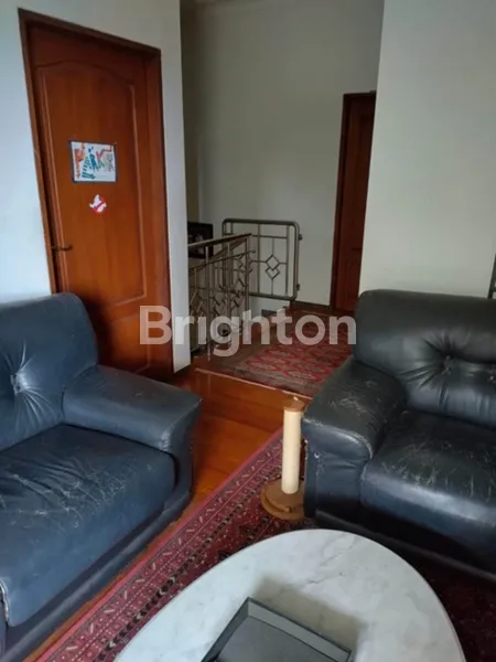 image DIJUAL RUMAH TERAWAT VILLA TAMAN GAPURA SEMI FURNISH SIAP HUNI, DEKAT SEKOLAH CIPUTRA, DEKAT PUSAT PERBELANJAAN DAN KULINER  (8)