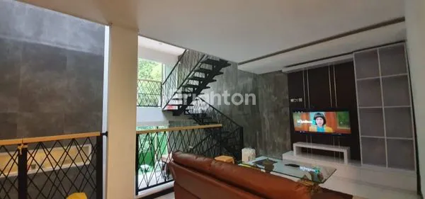 image RUMAH RESORT 4 LT ASRI DAN NYAMAN FULLY FURNISHED DI DAERAH PISANG AGUNG DIENG BELAKANG KAMPUS UNMER MALANG, DIJUAL CEPAT (4)