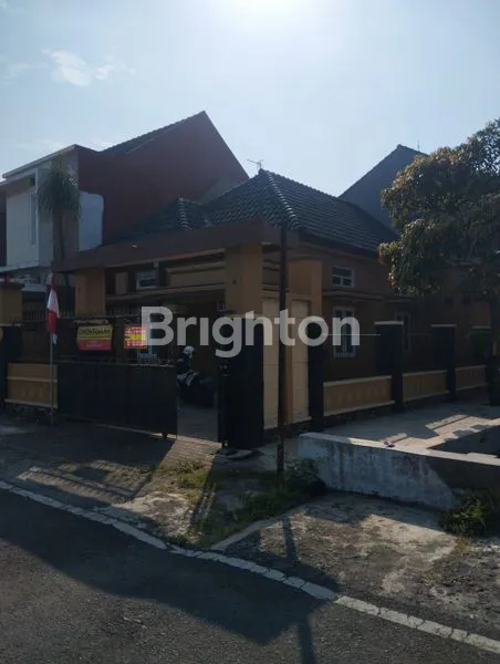 image RUMAH SIAP HUNI TENGAH KOTA DEKAT PUSAT PEMBELANJAAN (1)